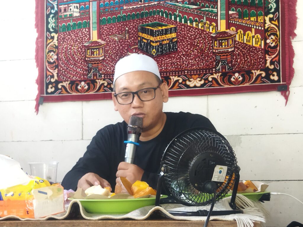 Ustadz Dwi Agus Wahyudi, S.E. sedang memberikan pembekalan kepada pengurus dan relawan PHR Gresik, Kamis(11/12) (Iqbal F)