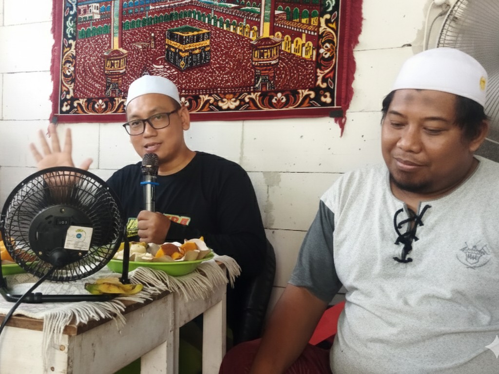 Ustadz Dwi Agus Wahyudi, S.E. (kiri) bersama Moh. Ihwan Jailani, S.Pd., ketua PHR Gresik (kanan)